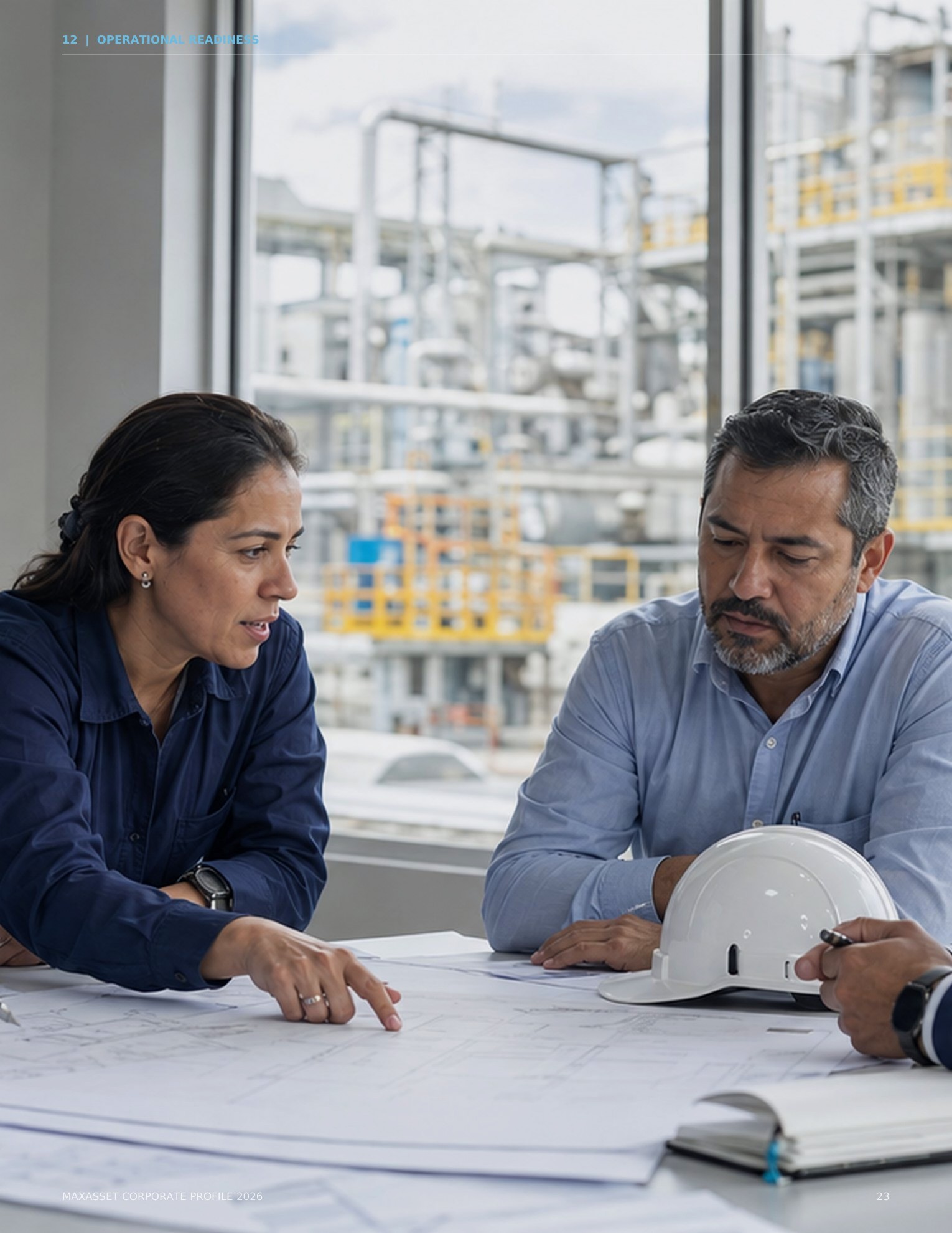 Profesionales revisando planos, imagen del perfil corporativo MaxAsset 2026